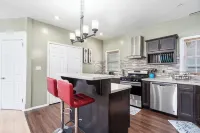 Spacious & Stylish 2-Bedroom Retreat, King Bed, Shared Gazebo