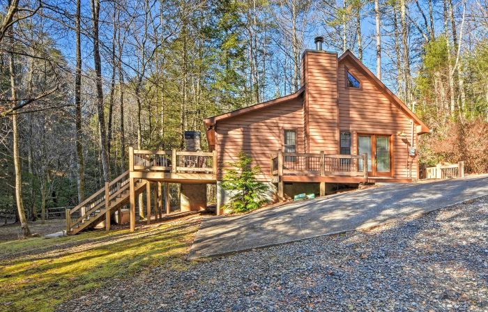 Blue Ridge Mtns Creekside Cabin w/ Hot Tub + Pier!