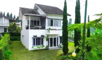Villa Chamomile by Villa Istana Bunga Các khách sạn ở Kertawangi