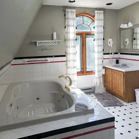 3 Bedroom 2 Bath Carriage House (Pet Friendly)