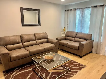 Elegant 2 Bedroom Apartment Home Отели в г. Роулетт