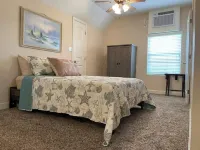 Adorable private 1-bedroom studio on mini-farm. Hotels near Gibsonia Flowers