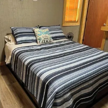 Handicap-Accessible Cabin Near Kirby Landing & Lake Greeson – Pet-Friendly