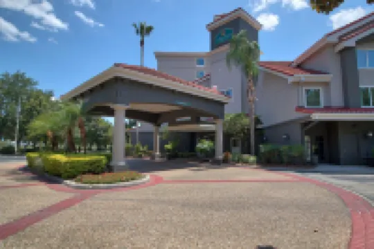 La Quinta Inn & Suites by Wyndham Orlando I Drive/Conv Ctr Hotels near The Orlando Eye