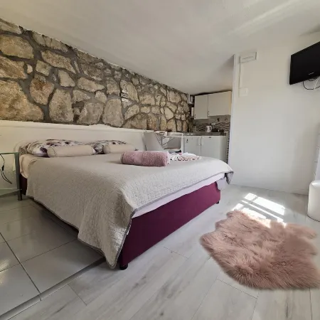 Indy's Beach Apartments- Studio Apartment with Patio and Sea View