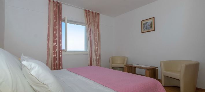House Green Side Sunset- Four Bedroom House with Pool and Sea View Hoteles en Blato