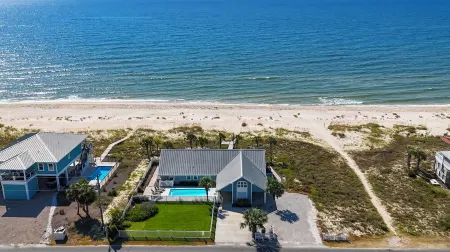 7 Bedroom - Gulf Front W/ Private Pool - 4 Kings, 9 Twins, 1 pull out