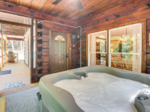 North Georgia Cabin with Hot Tub and Community Perks! Hoteles en Condado de Pickens