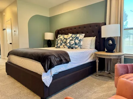 Lake Front 4BR + Dock & Paddle Boards, Water front & Sunset Views