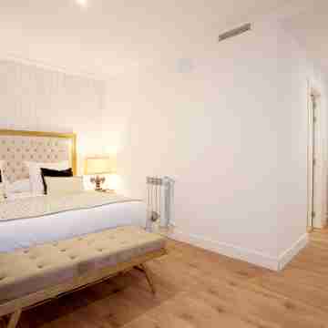 Extraordinary high-end apartment with private terrace. Madrazo IV Rooms