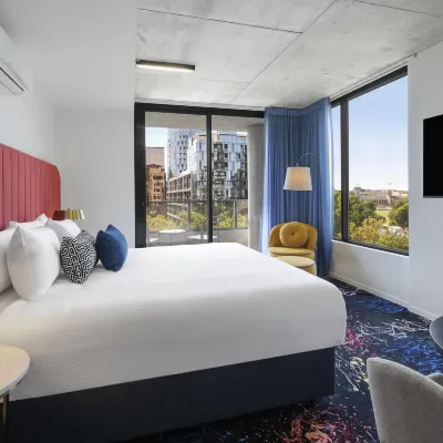 Oaks Melbourne St Kilda Road Hotel Hotels near Captain Baxter