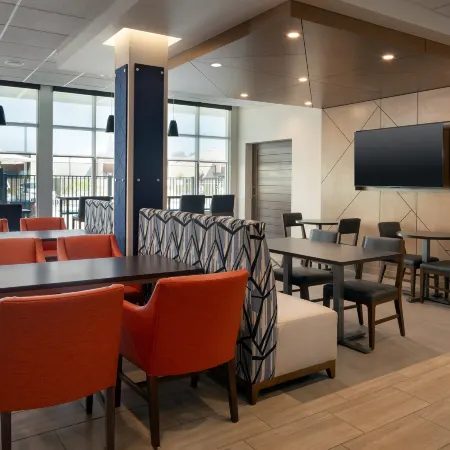 Holiday Inn Express & Suites FRESNO AIRPORT by IHG
