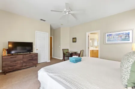 Sun Living: Golf Community, Private Pool 809 4 Bedroom Villa Отели в г. Давенпорт