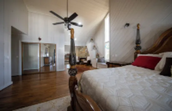 6000 SF Lakehouse with Hot Tub Games Dock and Ramp