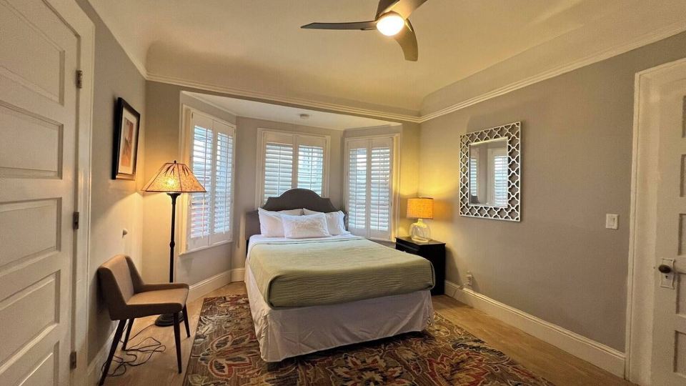Cozy Downtown Burlingame Apt. | Easy Parking | 1/1