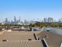 Modern 1-Bed, City Skyline Views & Close to Shops