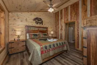 Lux Cabin Mtn Views, Flat Parking, Dog Friendly! - 4-Star
