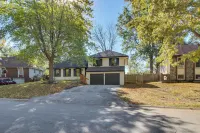19 Mi to Kansas City: Group Retreat w/ Game Room! - 3-Star