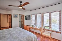 Quiet Avalon Getaway Villa w/ Ocean View & Balcony - Balkoner
