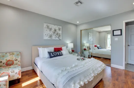Las Vegas Retreat w/ Yard < 5 Mi to Strip! Hotel di 