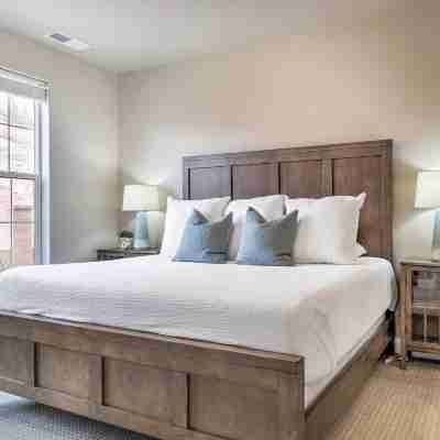 Lazy River, Arcade & Pickleball in Washington! Rooms