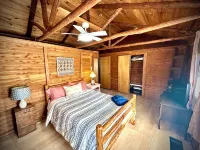 22 miles to Round Top, 3/2 w/ trailer parking, relaxing cozy cabin w/ lake, wifi