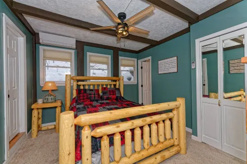 Welcome to Ledgerock, A 3-bedroom Lake Front house on The Great Sacandaga Lake.