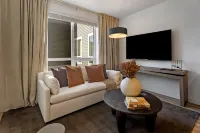 Sterling 1BR at Everett | Pool & Gym