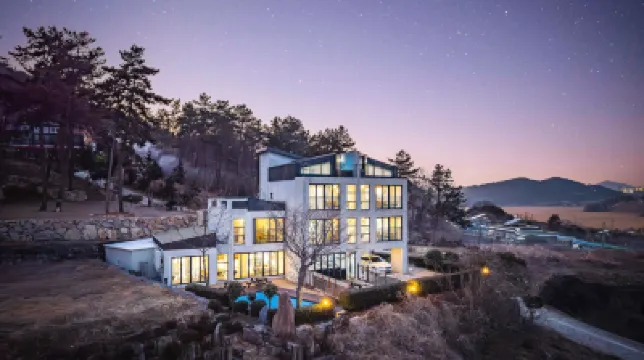Yeosu Nochedelmar Family Ocean View Pension โรงแรมใน