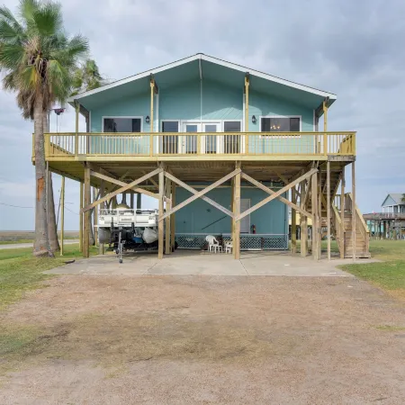 Near Boat Ramp: Home w/ Deck & Grill in Freeport