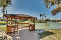 Pool & Game Room: Waterfront Harlingen Home - Bãi đậu xe
