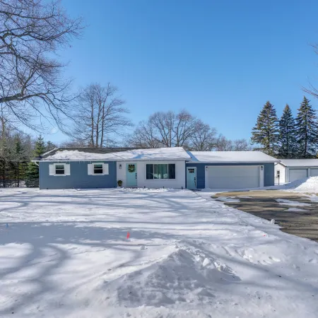 Deck, Fire Pit! Fully Updated Home Near Lake Huron