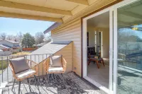 Groups Welcome, Central Location! Tulsa Gem + Yard - balcony