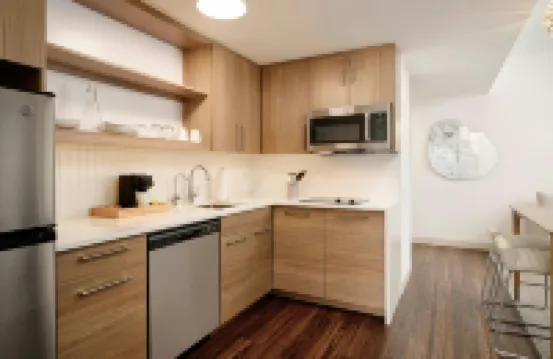 普勒薩凡納機場源宿飯店