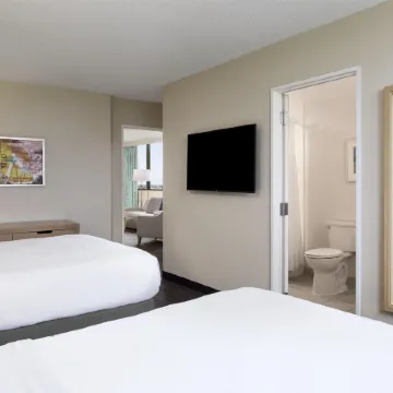 Embassy Suites by Hilton Tampa Airport Westshore Отели рядом с достопримечательностью «Стадион «Реймонд Джеймс»»