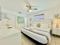 New! Lush Villa w/ Pool and King Bed Sleeps 10..