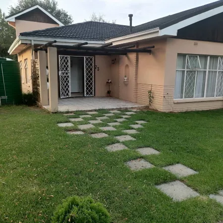 Charming B&B Retreat in Viljoenskroon with Private Entrance