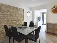 Comfortable vacation retreat with parking Hotels in Plovanija