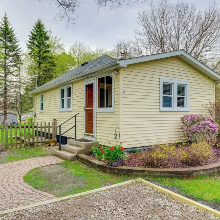 1/2 Mi to Lake & Dtwn! Elk Rapids 'Cozy Cottage'