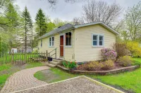 1/2 Mi to Lake & Dtwn! Elk Rapids 'Cozy Cottage' - Wifi