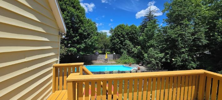 Elizabeth. 15 Minutes to Lake George.Seasonal Heated Pool. Hotels in Chestertown