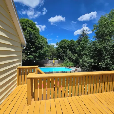 Elizabeth. 15 Minutes to Lake George.Seasonal Heated Pool.
