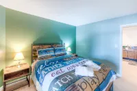 Spacious Lake Lodge With a Private Dock, Wraparound Decks & Foosball - 3-Sterne