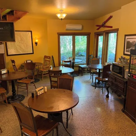Glacier Guides Lodge