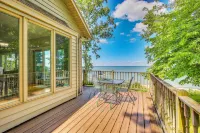 Private Shoreline & Green Bay Views! Family Home -  Privatzimmer