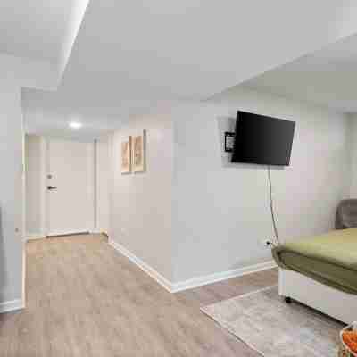 Modern Clean Private Entry Apartment • Free Street Parking • Washer & Dryer Rooms