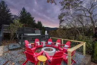 Expansive Deck Sleeps 16 Hot Tub Game Room - 3-Star