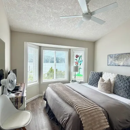 Beach Front Retreat :Private Beach and Dock Access, Hot Tub, BBQ &Free Kayaks!