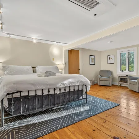 4 Br Sleeps 8 - Kayaks - Fire Pit - Dog Friendly