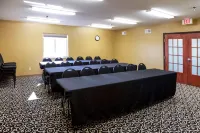 Quality Inn & Suites Watertown Near Prairie Lakes Ice Arena - parking